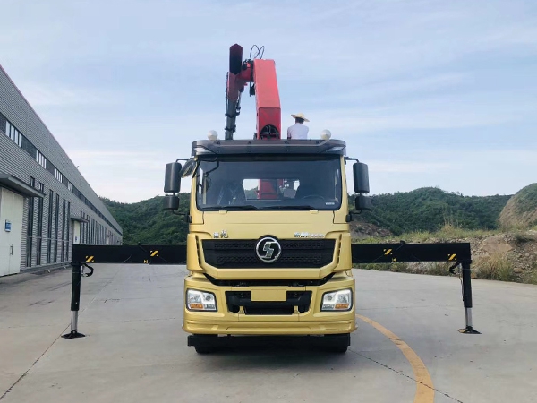 陕汽德龙随车式牵引运输车
